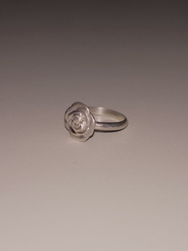 PAIR OF LOVE（ペアオブラブ）の「ミニ フラット ローズ リング（アクセサリー）」