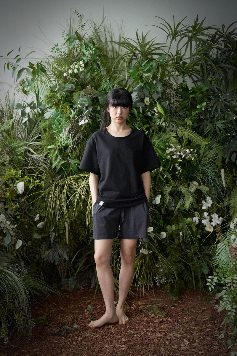 ESSENTIAL PLEAT U-NECK 1/2 TEE (Black)