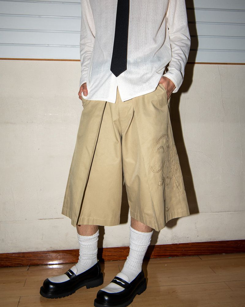 PLEATED BERMUDA SHORTS - BEIGE