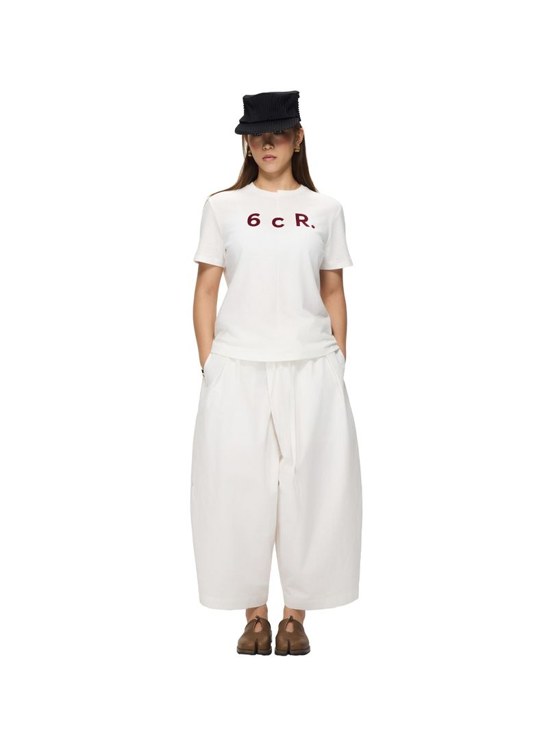 6CRAYON ホワイトボックスフィットTシャツ オフネック クラシックフロックプリント（red logo）