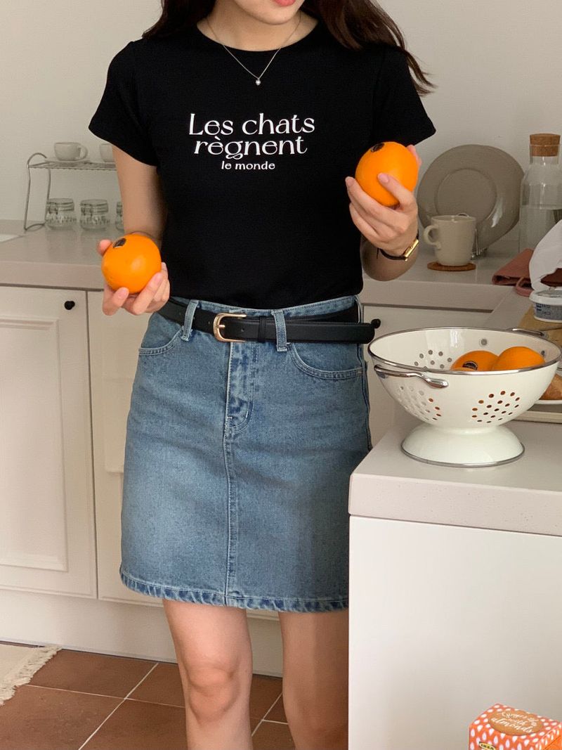 Hadde Studio（ハッデスタジオ）の「LES CHATS LETTERING T-SHIRT BLACK（Tops）」