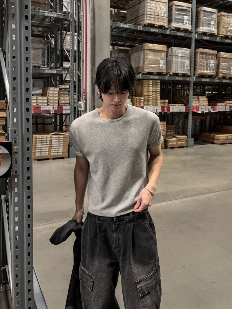 WHAT A LOOK（ワット ア ルック）の「アークワッフルセミマッスルフィットクロップ半袖Tシャツ（トップス）」
