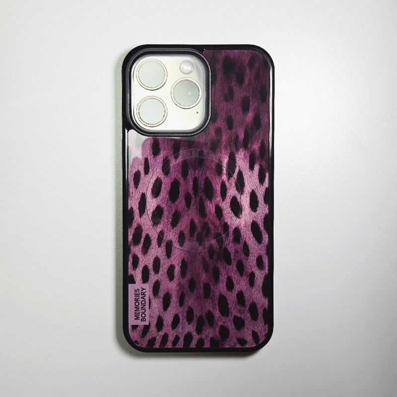MEMORIESBOUNDARY（メモリーズバウンダリー）の「ワイルド リュクス レオパード フォンケース ベリー (BK_MagSafe Glass)（スマホグッズ/小物）」