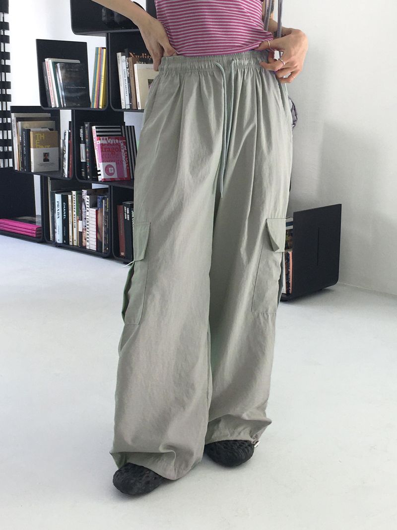 WONDER WONDER（ワンダーワンダー）の「Horsher rustling nylon pintuck two-way cargo pants（Pants）」