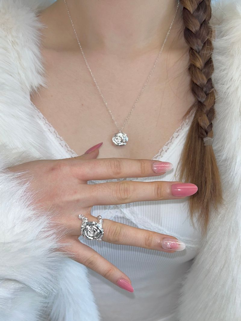 DANI（ダニ）の「Vintage Rose Necklace（Accessories）」