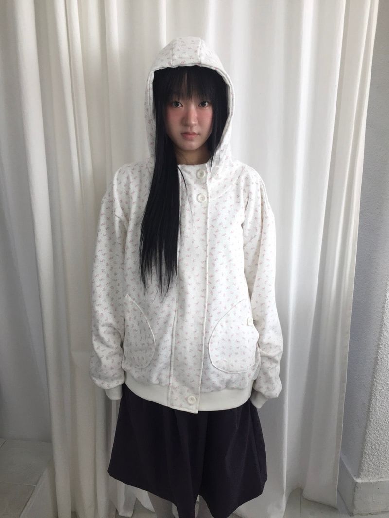 wooon（ウオン）の「ボタンフラワーフードジップアップ（ジャケット/アウター）」