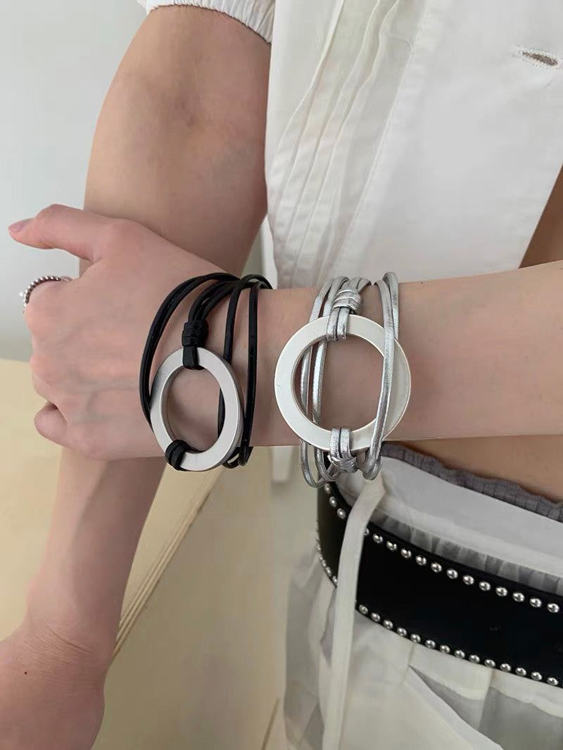 House of haus（ハウス オブ ハウス）の「Oリング レザー バングル (2色)（アクセサリー）」