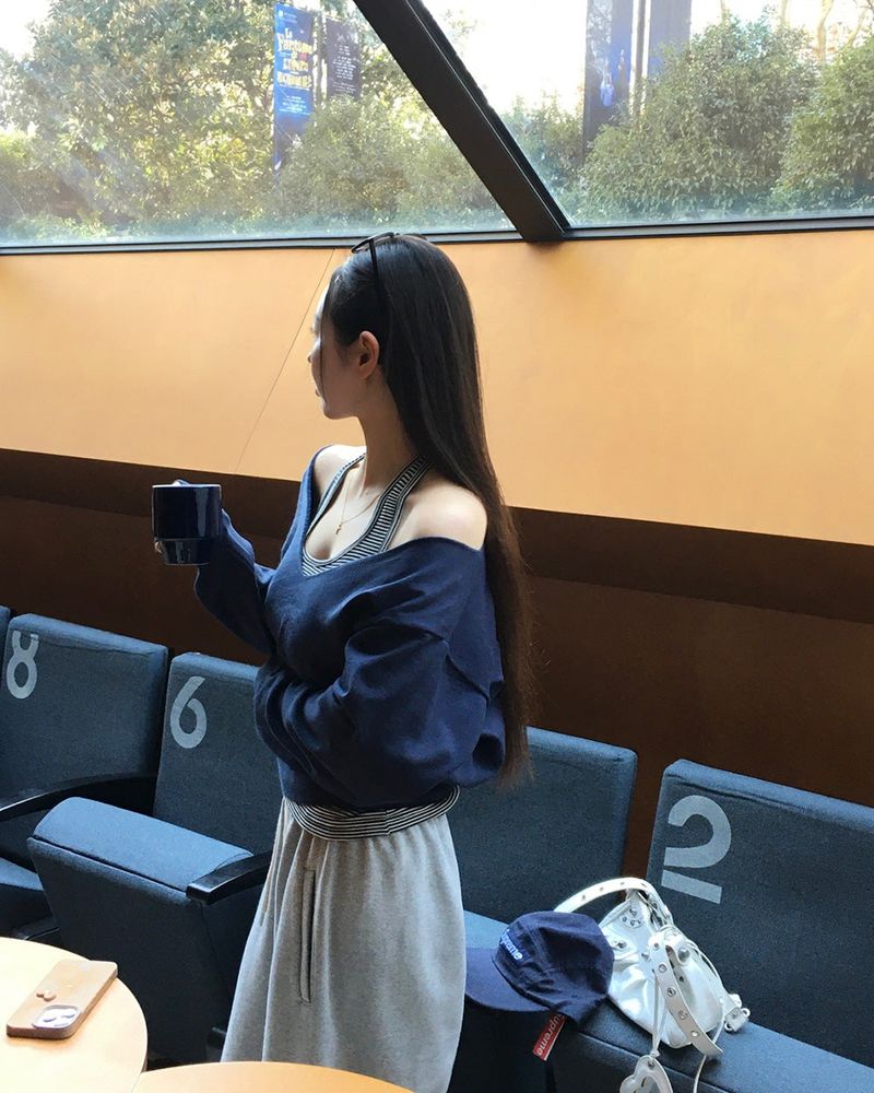 [MADE] comma, deep V-neck knit