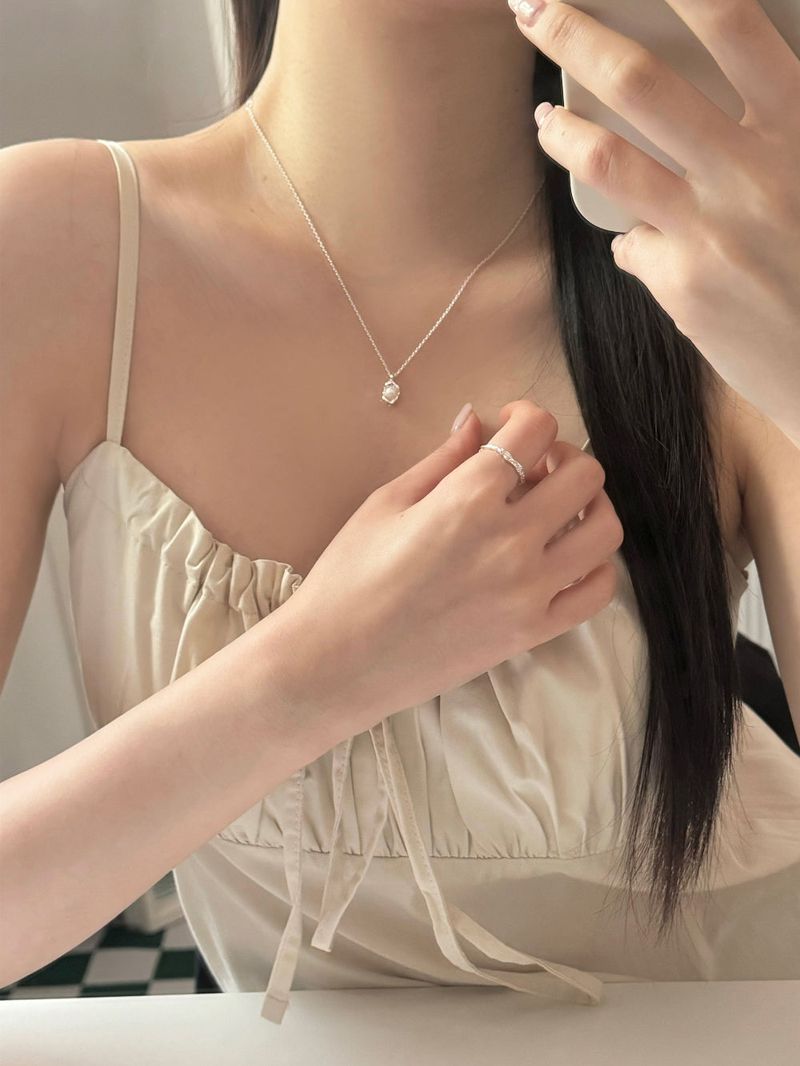 Innocent pearl shell necklace