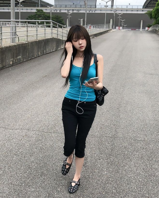 Menie Slit Span Capri Pants