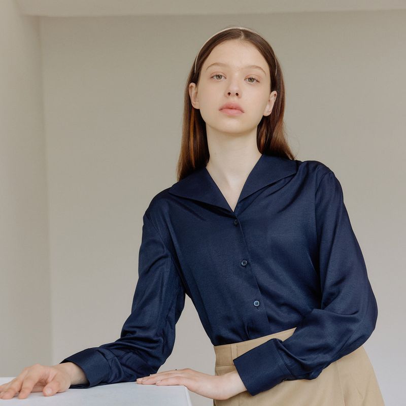 yuppe（ヤッピー）の「シルキーカラーシャツ / SILKY COLLAR SHIRT_NAVY（トップス）」