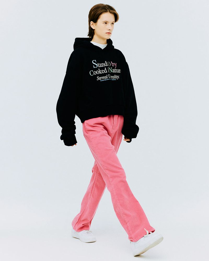 STAND BY TYPO CROP HOODIE-BLACK