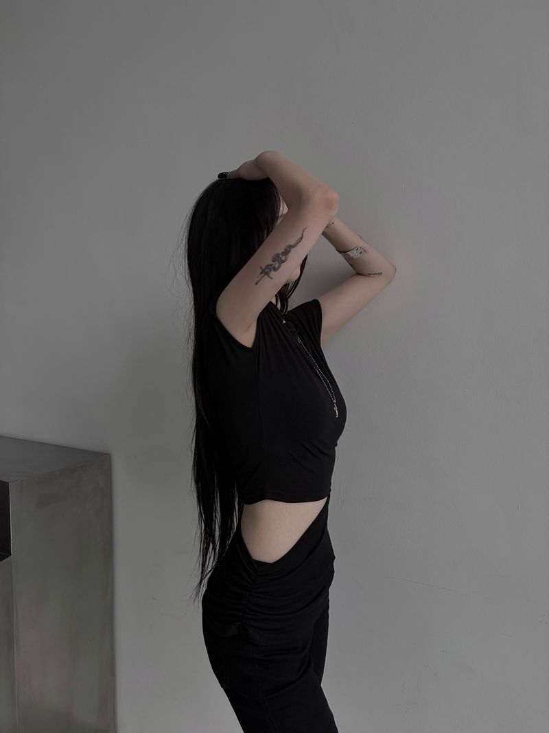 clean off-shoulder slit T (3color)