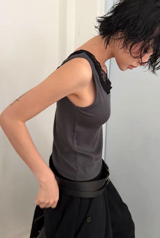 FINE LACE SLEEVELESS
