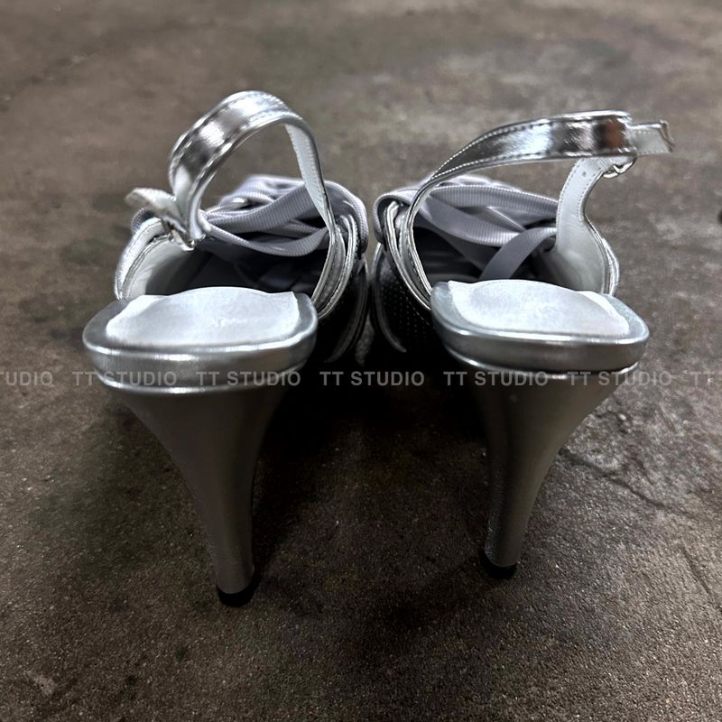 Sneakers point heels