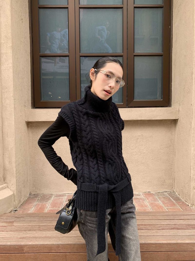 turtleneck twisted strap sleeveless knitwear