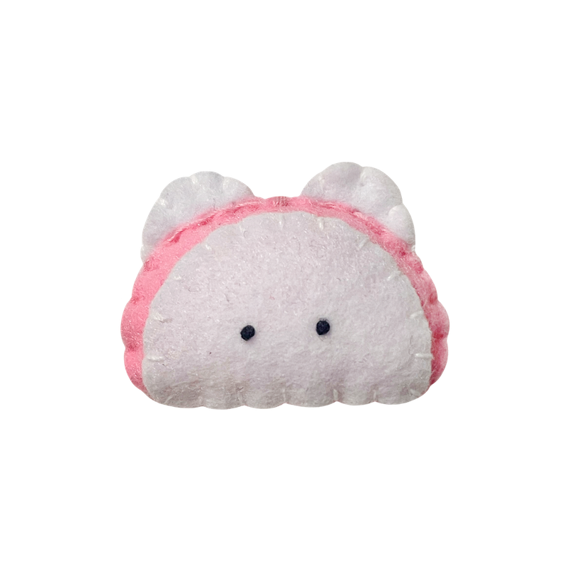 pelterz（ペルターズ）の「【MADE】ハーフムーンフレンズ かまぼこ猫キーホルダー（トイ/キーホルダー）」