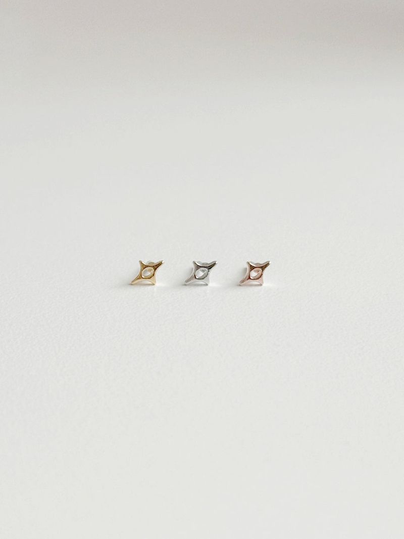 Blingmoon（ブリングムーン）の「ホールトゥインクルピアス / 3色 / シンプルミニデイリーユニーク（アクセサリー）」