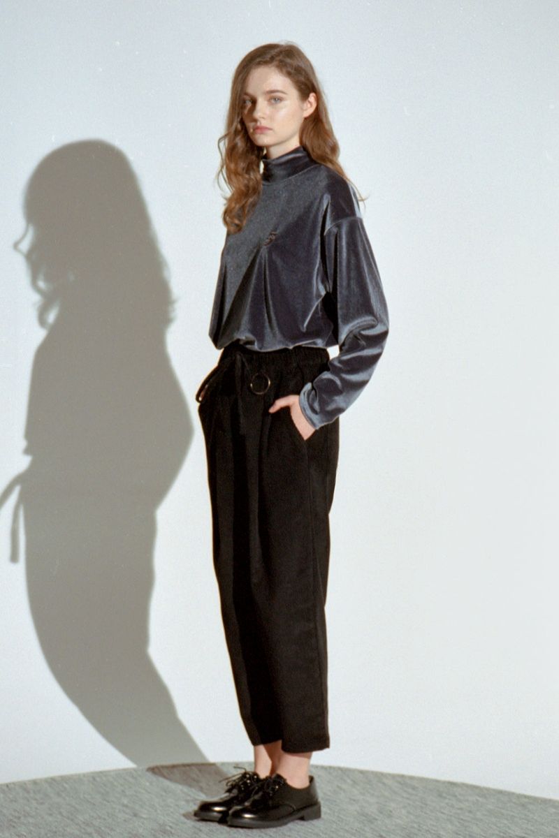 ドロップショルダーベルベットタートルネックTシャツ