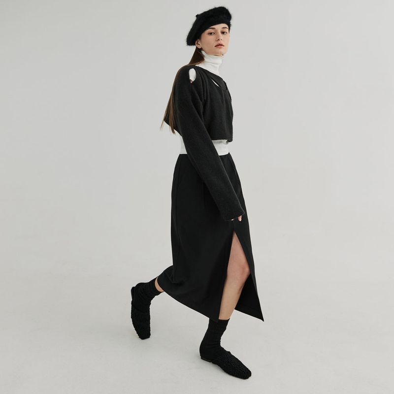 TWO-TUCK BUTTON SLIT LONG SKIRT (Black)