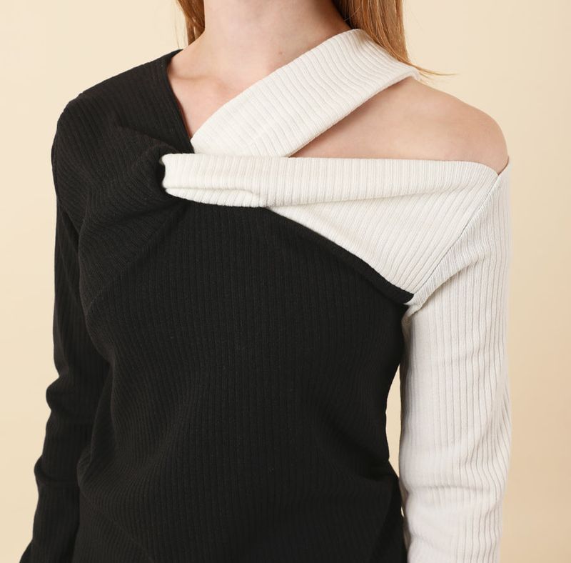 cattline(カトリーヌ)の「Twist Off Shoulder T-shirt Black(Tops)」
