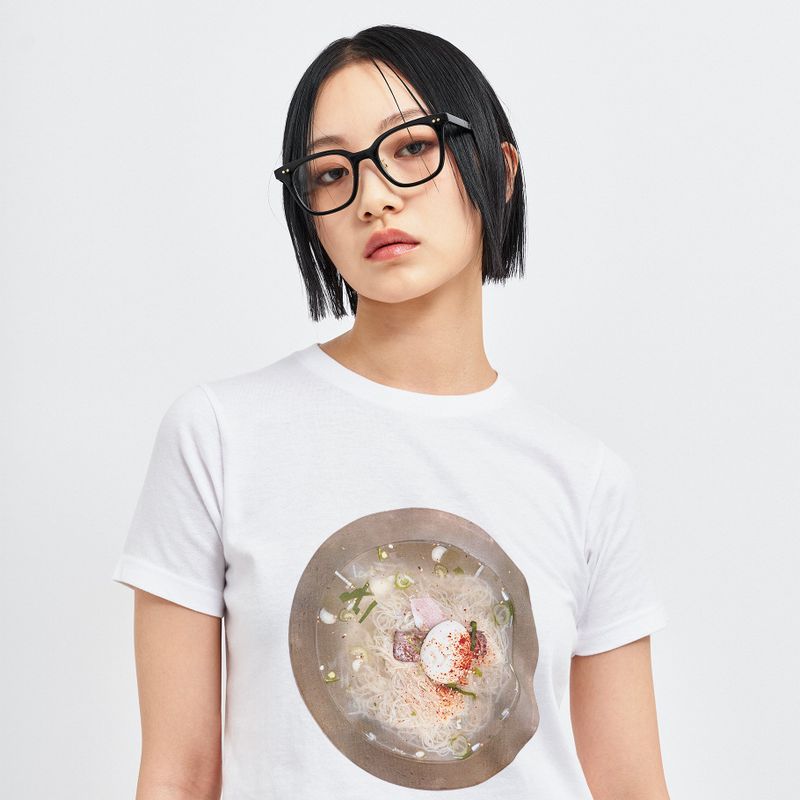 C Wear by the Genius（シーウェア バイザジーニアス）の「Pyeongyang Cold Buckwheat Noodles クロップTシャツ（トップス）」