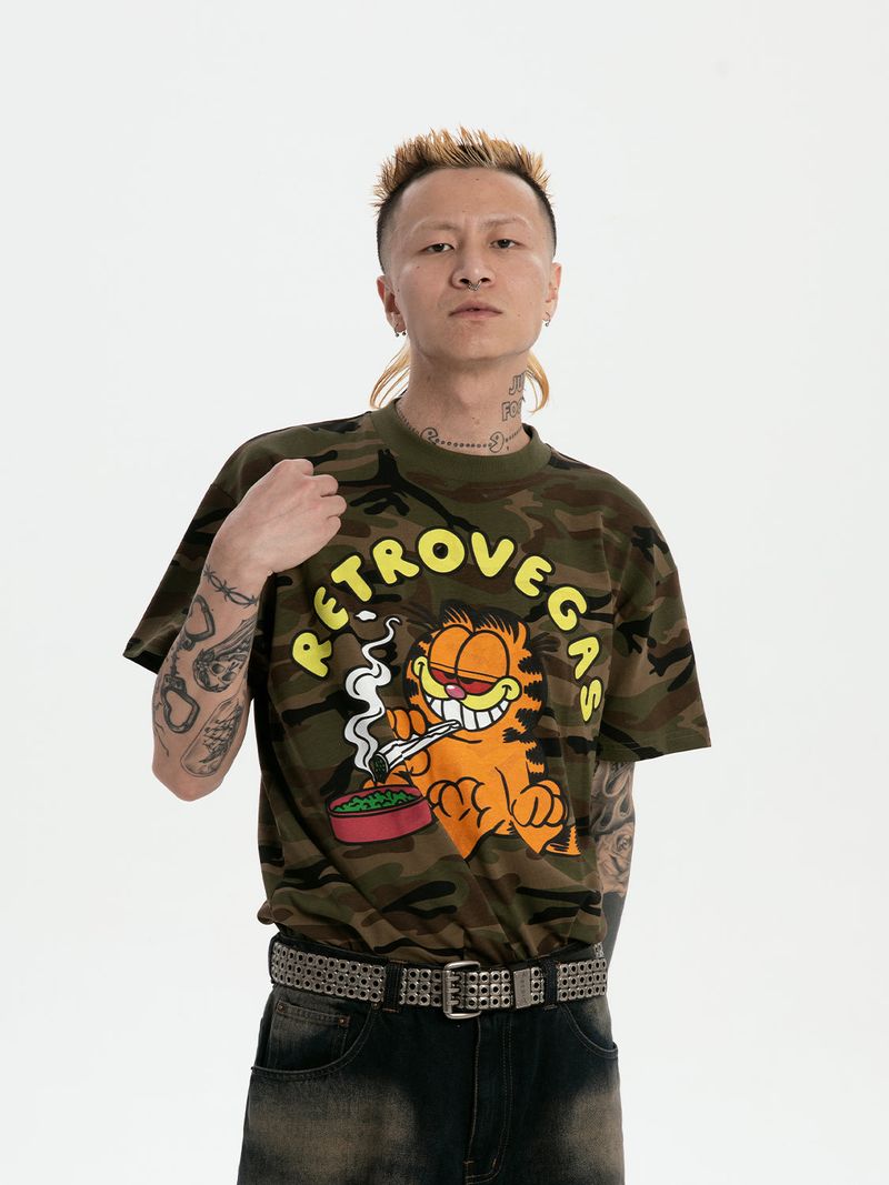Retrovegas（レトロベガス）の「RTVG(RETROVEGAS) 420ガーフィールドスモーキングカモTシャツ（トップス）」