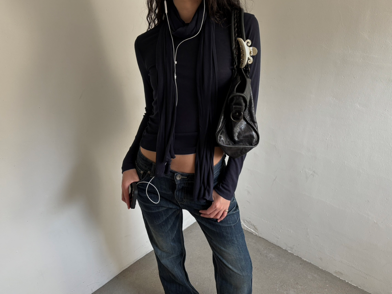 Angela muffler T-shirt