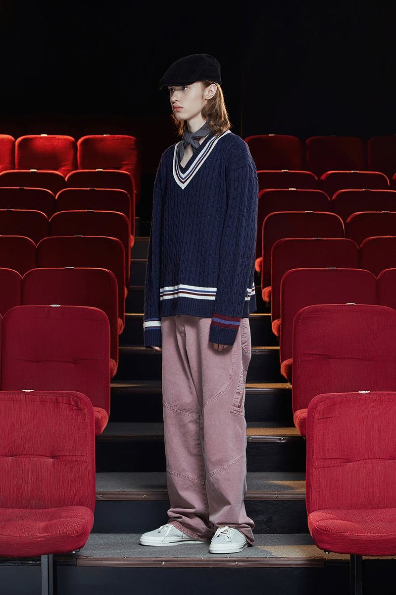 CABLE V NECK CRICKET KNIT / NAVY