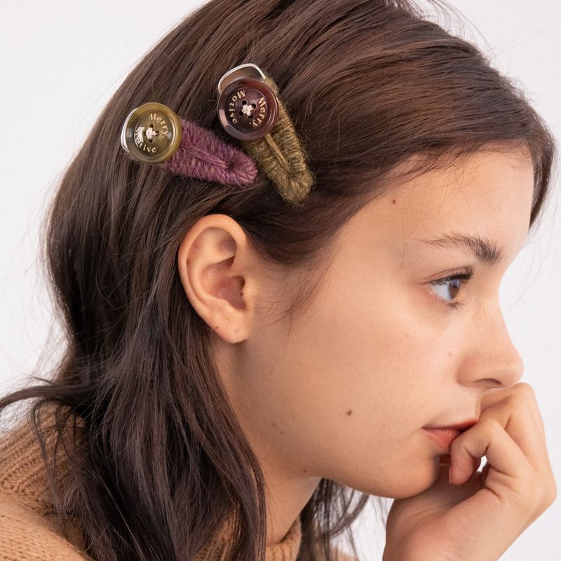 MerryMotive（メリーモチーブ）の「ウールニットヘアピン付きボタン（2color）（ヘアアクセサリー）」