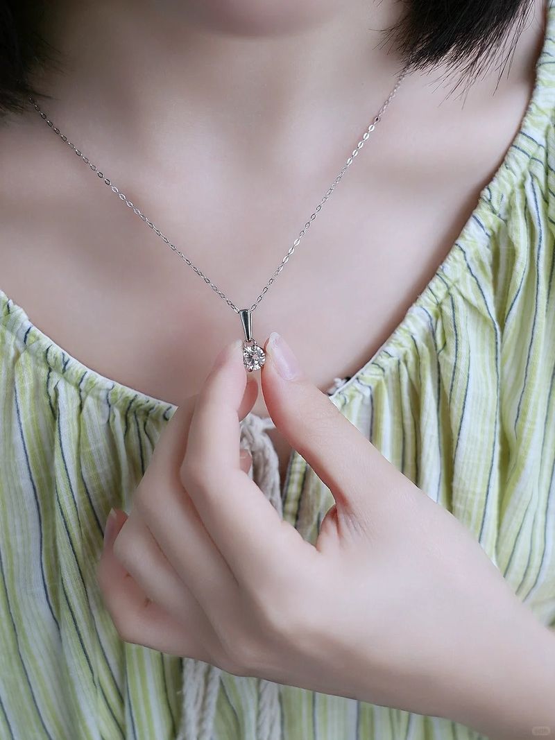 Diamond necklace with a cool summer vibe