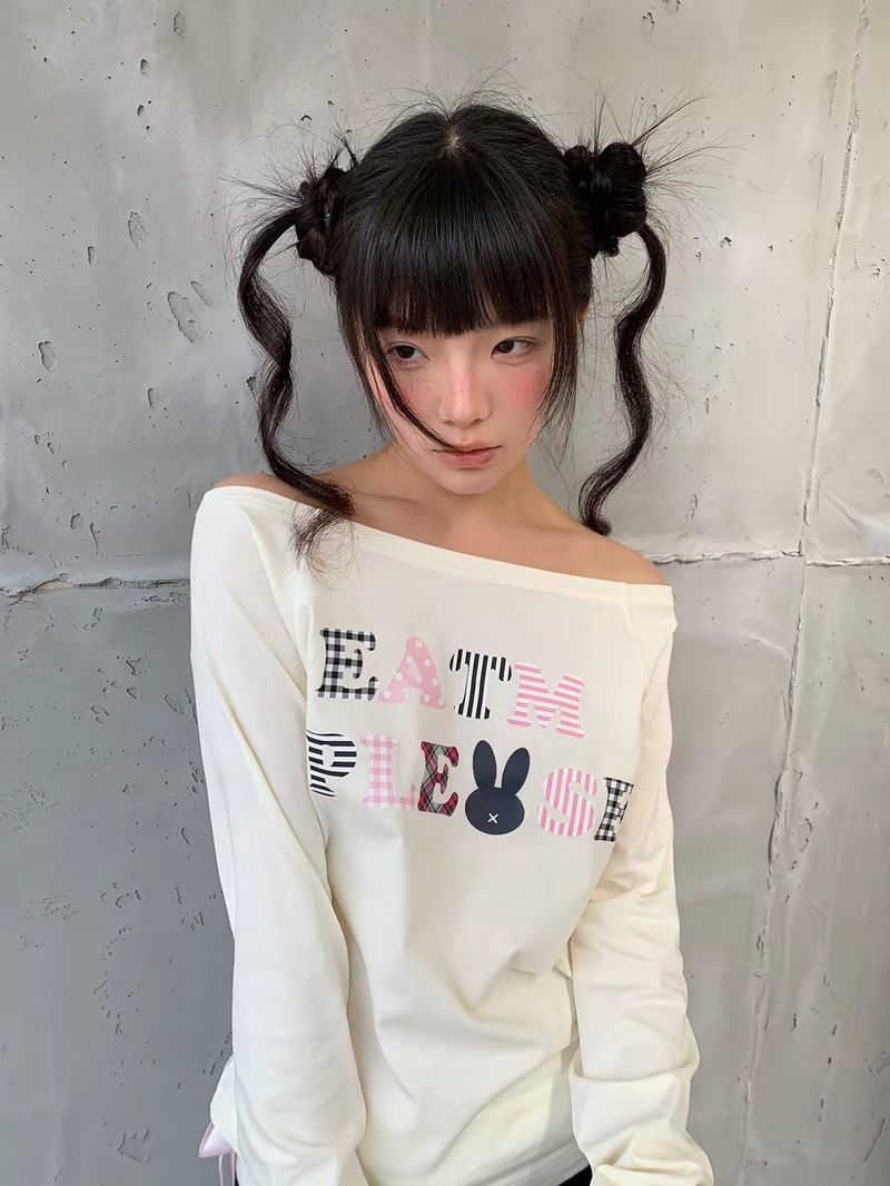 eat me plz（イート ミー プリーズ）の「ライトイエロー オフショルダーTシャツ ウィズ プリント レターズ フォー リラックスド カジュアル トップ（トップス）」