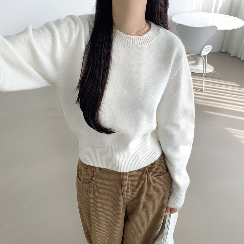 セミクロップドニットウェア for in-between seasons