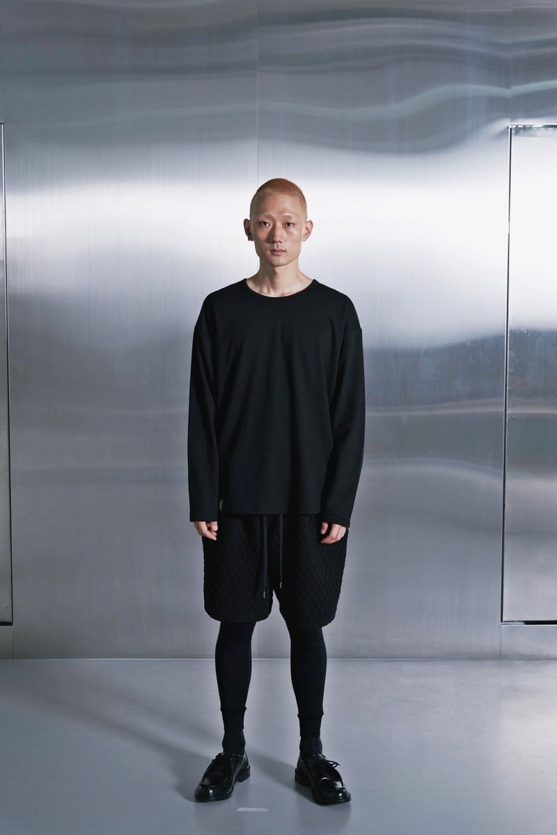 ESSENTIAL PLEAT U-NECK TEE (Black)
