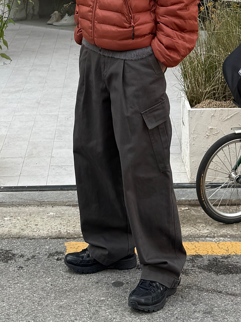 AVAND（アバンド）の「Tab pintuck cargo banding pants（Pants）」
