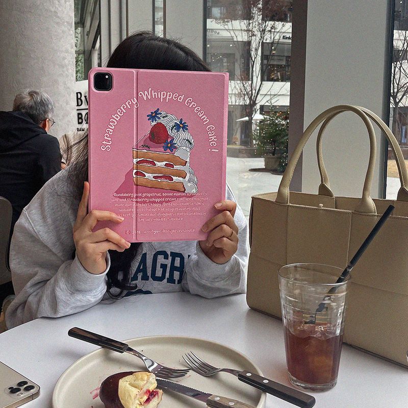 BANASIL SHOP(バナシルショップ)の「アイパッドレザーレットケース_ストロベリーホイップクリームケーキ(スマホグッズ/小物)」