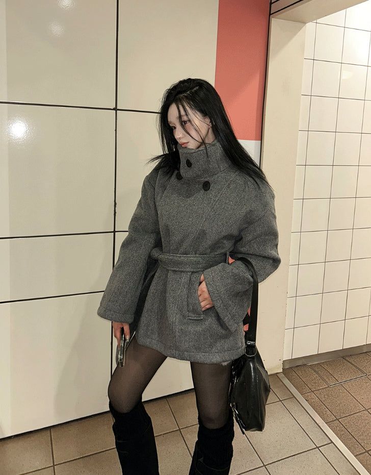 High-neck short strap coat