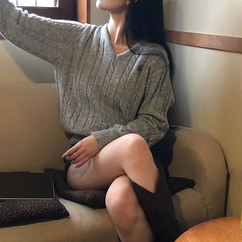 [BELLIDE MADE] Crayon Twisted V-neck Embroidered Cable Knit