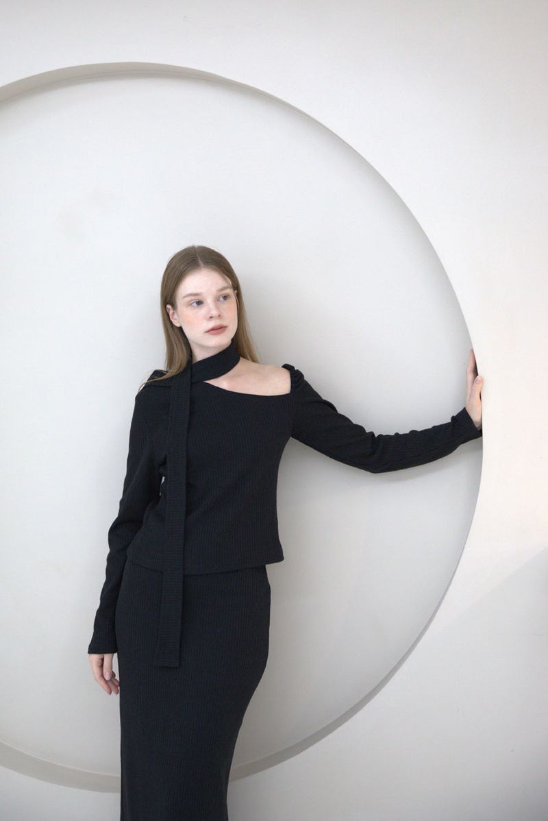 Back Slit Slim Skirt Black
