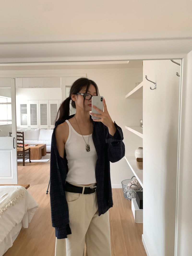 NEEDS SLEEVELESS (4C)