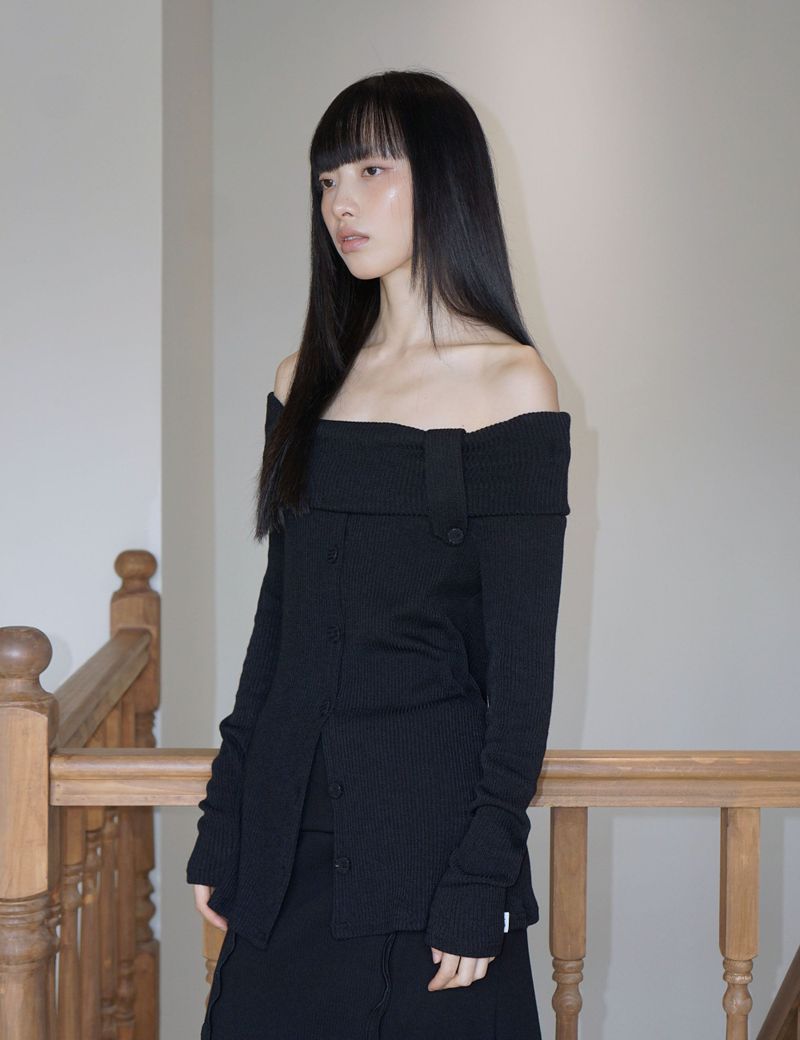 BUTTON OFF-SHOULDER KNIT(BLACK)
