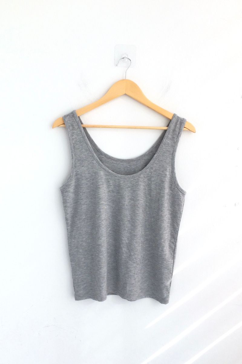 Natural fit color sleeveless