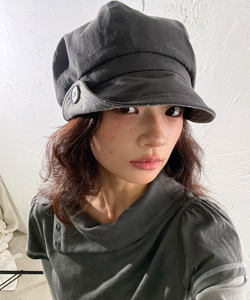ITZAVIBE（イッザバイブ）の「ボタン ニュースボーイ キャップ - チャコール（帽子）」