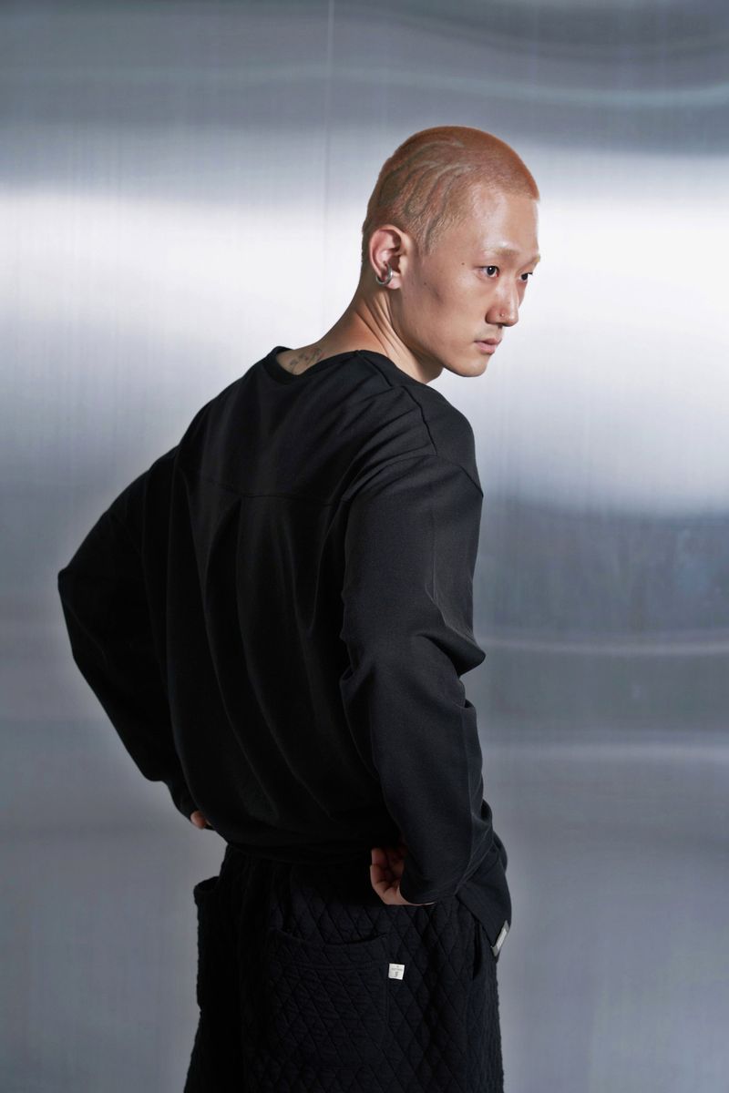ESSENTIAL PLEAT U-NECK TEE (Black)