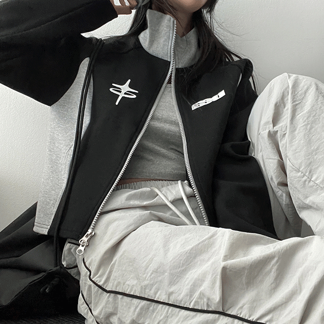 hijjoo（ハイチュー）の「Shark Coloring High-neck Cropped Two-Way Zip-up (3 colors)（Tops）」