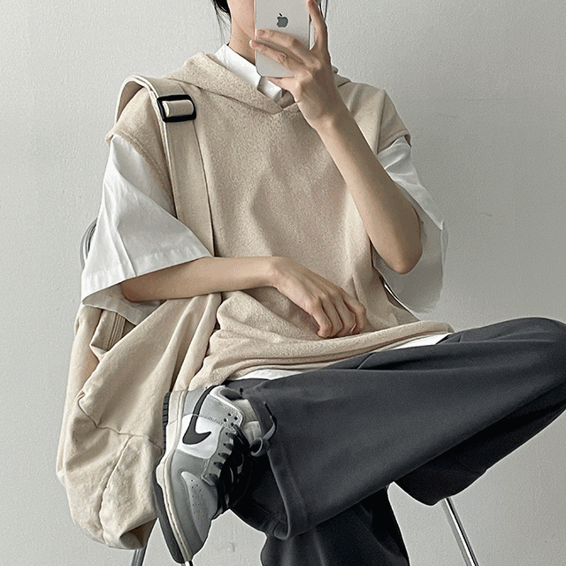 hijjoo（ハイチュー）の「Burgy Linen Boxy Hood Vest（Tops）」