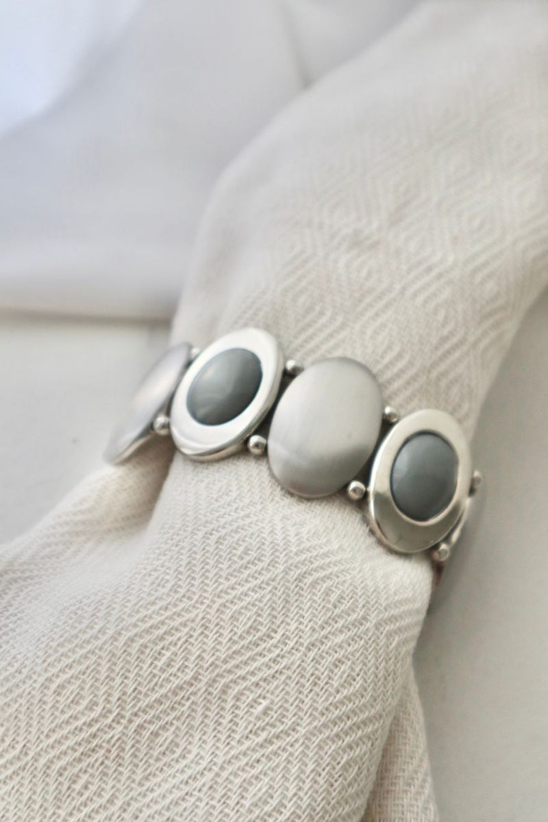 Oval bracelet watch 