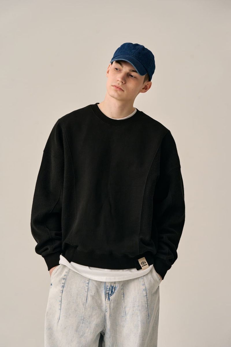 REVERSE PATTERN SWEATSHIRT-BLACK