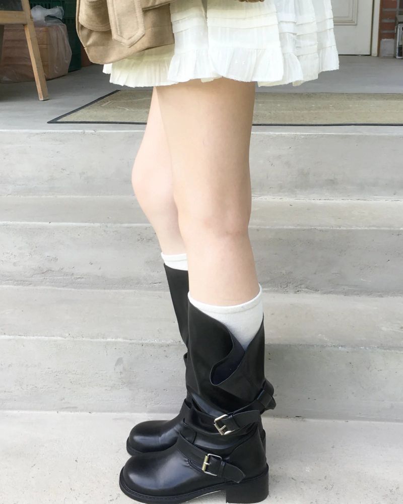 Buckle strap long boots
