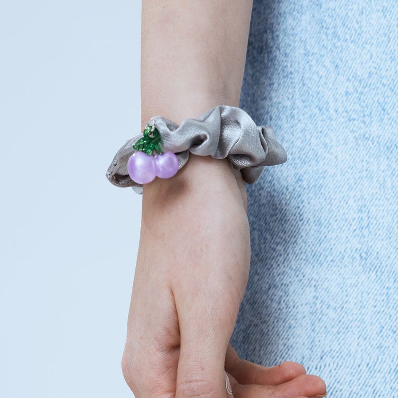 CHERRY SCRUNCHY (GREY)